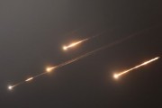 情侣配对伊朗以导弹齐射回应以色列的大规模袭击