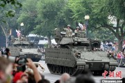 情侣配对美国纪念陆军成立250周年阅兵仪式在华盛顿举行