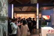 情侣配对百年典藏首渡重洋 124套英国工艺美术运动珍品亮相天津
