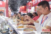 情侣配对“嗦粉”经济火热 中国多地“食力”出圈