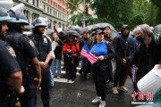 情侣配对美国多地举行“没有国王”抗议活动